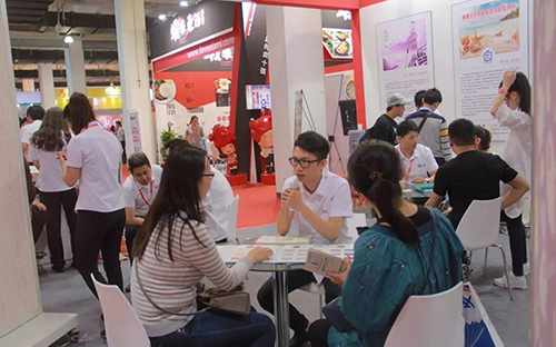 美博士工作人員為客戶介紹產品 美博士工作人員為客戶介紹產品