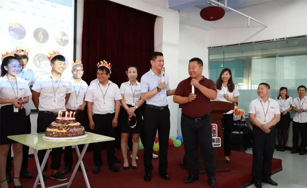 集團運營副總裁趙明華為壽星們送上祝福歌曲 集團運營副總裁趙明華為壽星們送上祝福歌曲