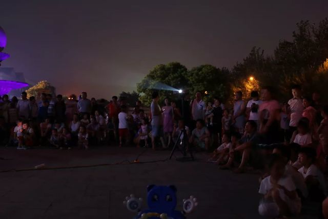 “百場電影進社區”大型公益活動 “百場電影進社區”大型公益活動