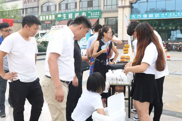 附近居民對集團項目進行咨詢 附近居民對集團項目進行咨詢