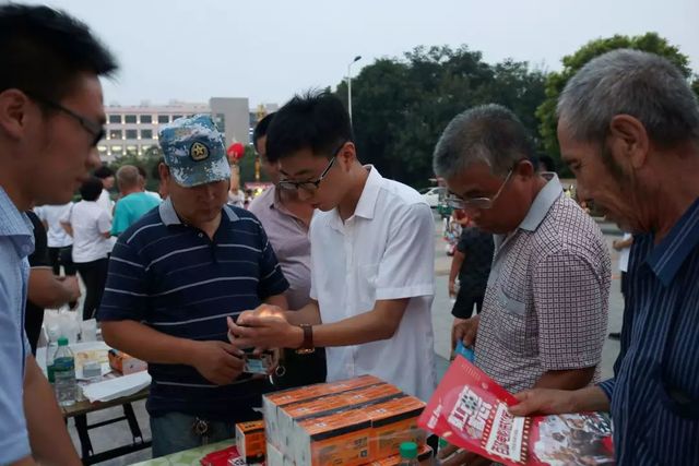 附近居民對集團項目進行咨詢 附近居民對集團項目進行咨詢