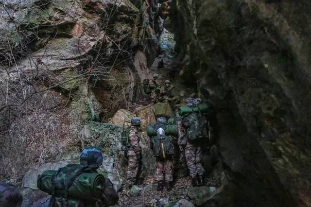 官兵執行巡邏任務 官兵執行巡邏任務